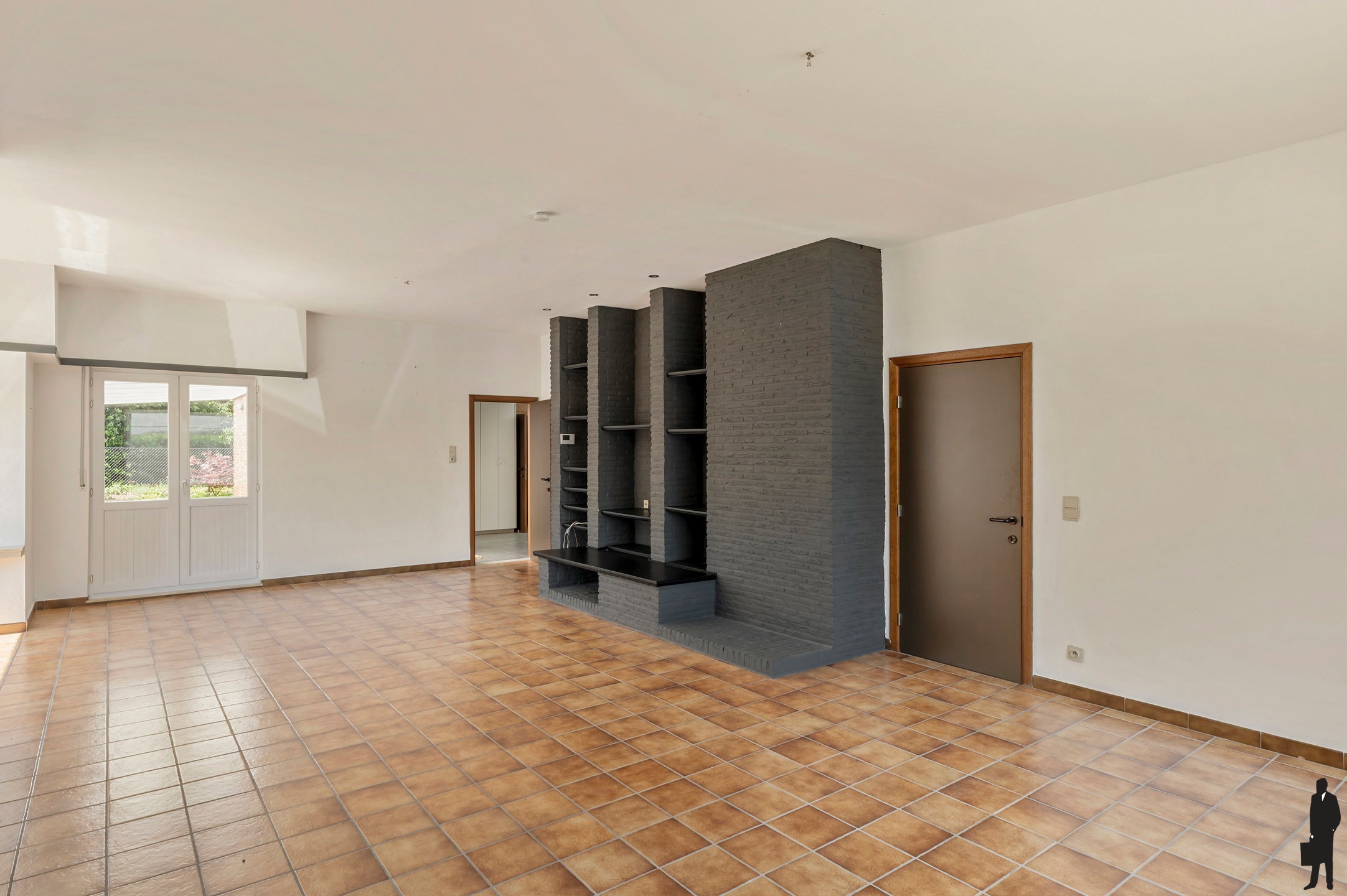 Rustig gelegen ruime gezinswoning met maar liefst 7 slaapkamers, meerdere garages en tal van praktische troeven. - foto 5