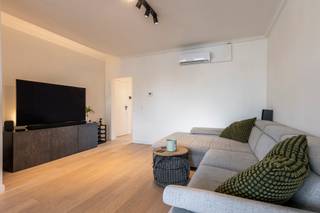 Gerenoveerd en luxe afgewerkt appartement van 75m² met 2 slaapkamers, lichte leefruimte en zuid terras aan de achterzijde. Het appartement heeft...