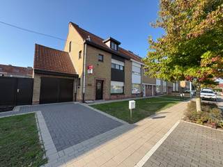 <strong>Roeselare - Woning met 4 slaapkamers en garage te koop.</strong><br /><br />Op zoek naar een woning met veel potentieel?<br />Dan is deze woning het ideale project!<br /><br />Op de stadsrand van Roeselare, nabij een school en winkels, ligt op een rustige ligging deze woning met veel mogelijkheden en sterke bouw.<br /><br />De woning heeft 4 slaapkamers, waarvan één gebruikt kan worden als bureau/babykamer.<br />Er is ook een garage aanwezig en parkeermogelijkheden.<br /><br /><strong>Indeling:</strong><br />Gelijkvloers: inkom, toilet, living, keuken met zicht op de veranda, ruime tuin met uitweg, garage en kelder<br />1ste verdieping: 2 volwaardige slaapkamers, bureau/babykamer en badkamer<br />2de verdieping: 1 volwaardige slaapkamer en zolder<br /><br />Troeven:<br />+ Garage &amp;amp; uitweg zijkant<br />+ 4 kamers<br />+ Ruime tuin<br />+ Nabij school en winkels<br />+ Rustige ligging<br /><br />Voor deze woning geldt een renovatieplicht.