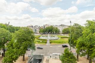 Located on the beautiful Montgomery Square, on the 3rd floor, a magnificent two-bedroom apartment. The apartment is laid out as follows: Entrance hall with a separate toilet, a large living/dining room overlooking the square. Fully equipped kitchen with ample storage. At the rear of the building are two large bedrooms with an en-suite shower room and a full bathroom. Both bedrooms have direct access to the terrace. Utility bills of €275/month (heating, hot and cold water, and common area expenses). Energy Performance Rating: D+ (169 kWh/m²/year and 33 kg CO₂/m²/year). You’ll be charmed by the ideal location, the spacious rooms, and the beautiful view. Must see immediately! For more information and viewings: Louis Meert at 0477579887 or LMEERT@TREVI.BE