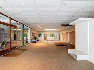 Dit te renoveren pand is centraal gelegen in het dorpscentrum van Bazel.<br /><br />Het pand kan gebruikt worden als handelspand op het gelijkvloers met bovengelegen appartement met drie slaapkamers en zolder met mogelijkheden.<br />Ondergronds is er een volledige onder keldering die dienst deed als magazijn.<br /><br />Het pand kan ook gerenoveerd worden naar meergezinswoningen.<br />Bij behoudt van het gabarit kunnen er vier appartementen gerealiseerd worden met een gemiddeld bruto oppervlak van +/-109m².<br /><br />Naast de winkelruimte is er een doorrit/garage naar de tuin. Het pand is gelegen op een perceel van 930m² en er is dus nog een ruimte tuin van 560m², west georiënteerd.<br /><br />Dit pand is onderworpen aan de renovatieverplichting van de Vlaamse overheid voor residentiële gebouwen (behoudens bij sloop binnen 5 jaar na de aankoop). Consulteer voor meer informatie de website van het Vlaams Energie- en Klimaatagentschap via https://www.vlaanderen.be/een-woning-kopen/renovatieverplichting-voor-residentiele-gebouwen<br /><br />Bestuursmaatregelen in het maatregelenregister: in aanvraag