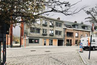Dit appartement is gelegen op de eerste verdieping in het centrum van Melsele. U beschikt over een zonnig terras en een achterliggende garagebox.De indeling van het appartement is als volgt: U betreedt het appartement via de inkomhal met apart toilet en ingemaakte kast. Door de glazendeur bereikt u de open ingerichte keuken, voorzien van alle nodige toestellen, en aanpalend een bergruimte. Aansluitend is er de living en eetkamer met veel lichtinval. Op de nachthal bevinden zich twee slaapkamers en een ingerichte badkamer met lavabomeubel, inloopdouche en aansluiting voor wasmachine en droogkast.Nog enkele troeven van dit appartement: Centrale verwarming op aardgas, gerenoveerd, hoogwaardige afwerking, verlichtingsarmaturen voorzien, volledig geschilderd, achterliggende garagebox aan € 50,00/maand, lage algemene kosten van € 25,00/maand, laag EPC en het appartement is vrij vanaf 1 december 2026.Interesse? Aarzel zeker niet om ons vrijblijvend te contacteren.