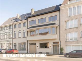 <strong>Bijzondere karakterwoning nabij het Stadspark</strong> met tal van authentieke elementen en zalig rustige tuin.<br />Met <strong>een totale opp. van maar liefst 636 m²,</strong> verdeeld over 3 verdiepingen, biedt dit pand talloze mogelijkheden. De indeling laat veel flexibiliteit toe voor wie<strong> wonen &amp; werken wil combineren, of voor investeerders die meerdere woonunits willen creëren.</strong><br />Met zijn rijke geschiedenis, indrukwekkende gevel en authentieke details is dit een unieke kans. Een absolute troef, naast de gegeerde ligging is <strong>de aangename tuin die opvallend rustig is</strong>. Indeling gelijkvloers: de royale inkomhal in marmer zet meteen de toon. Verder is er een bureelruimte (met 2 inkomdeuren, ideaal voor vrij beroep), toilet met ruime vestiaire,<strong> garage </strong>&amp; ingerichte keuken.<br />De woonkamer is een toonbeeld van verfijnde eenvoud, waar de open haard als architecturaal element warmte en sfeer brengt samen met de prachtige parketvloer. De woning is <strong>volledig onderkelderd </strong>en dit dit zorgt voor extra bergruimte. <strong>1e Verdieping: </strong>2e zeer ruime living (of 3e slaapkamer), 2 slaapkamers, berging, toilet en een ingerichte badkamer. <strong>Tweede verdieping: </strong>5 kamers &amp; badkamer. Ten slotte is er nog een zolder met uitbreidingsmogelijkheden. Groene rust in de stad: de verrassend diepe tuin achter de woning is een oase van rust. Het pand bevindt zich op een toplocatie, beneden aan de Parklaan in 'het Burgemeesterskwartier'. <strong>Het Stadspark ligt op slechts 250 meter afstand.</strong><br />Dankzij de nabijheid van het openbaar vervoer en de nabijheid van de E40 is de ligging uitstekend.<br />Deze uitzonderlijke woning is een ode aan <strong>tijdloze architectuur </strong>en verfijnd wooncomfort met gebruik van <strong>oerdegelijke materialen.</strong><br /><strong>EPC LABEL: D. CV AARDGAS.</strong>