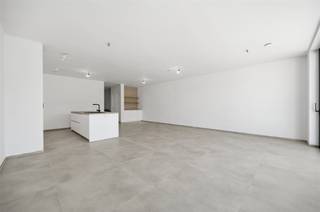 <p><span>Cette maison neuve clôturée est vendue sous le régime des droits d'enregistrement au lieu de la TVA, ce qui représente un avantage financier. Le volume important de cette maison surprend les visiteurs, d'autant plus que le premier étage est aussi profond que le rez-de-chaussée : 15 mètres. Les deux étages supérieurs offrent donc suffisamment d'espace pour quatre chambres à coucher, dont une chambre principale avec dressing attenant. Outre la salle de bains centrale du premier étage, la quatrième chambre sous les toits dispose d'une salle de bains attenante. Des rangements sont prévus à chaque niveau, avec un garage au rez-de-chaussée, pour lequel on peut également garer une voiture. Le chauffage généralisé par le sol est combiné à une pompe à chaleur et à 10 panneaux solaires. Le niveau BEN implique également un niveau d'isolation très solide et idem pour la ventilation. Cette maison nouvellement construite est actuellement en phase de finition, y compris la clôture du jardin, la terrasse et l'allée. L'aménagement du jardin n'est pas inclus dans le prix de vente, ce qui vous permet de le concevoir entièrement à votre goût. La Mercuriusstraat (zone 30) se termine dans une zone résidentielle (20km/h) et ne reçoit pratiquement pas de trafic de transit. Toute personne traversant le quartier remarquera qu'il s'agit d'une zone résidentielle très agréable.</span></p>