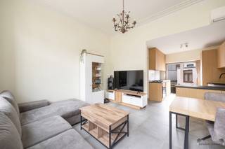 Deze instapklare woning werd recent grondig gerenoveerd en combineert hedendaagse stijl met energiezuinig wonen.Via de ruime inkomhal is er toegang...