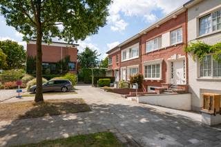 <p>Aan de Parklaan 26 treffen we deze solide en verrassend ruime woning met drie slaapkamers, een aangename tuin en een bijzonder grote bewoonbaar kelderverdieping. De woning geniet van een rustige, groene omgeving en beschikt dankzij haar praktische indeling en royale ruimtes over heel wat mogelijkheden.</p>
<p>Hoewel een modernisering aangewezen is, vormt deze woning een uitstekende basis voor wie een ruime gezinswoning volledig naar eigen smaak wil inrichten.</p>
<h3>Indeling</h3>
<p>Via de inkomhal met trappenhalen met apart toilet bereiken we de ruime woonkamer. De voor- en achterkamer lopen mooi in elkaar over en genieten dankzij de grote ramen aan beide zijden van veel natuurlijke lichtinval. De parket zorgt voor een warme uitstraling.</p>
<p>Aansluitend bevindt zich de afzonderlijke keuken, die rechtstreeks toegang geeft tot het overdekte terras en de tuin. Het terras vormt een aangename overgang tussen de woning en de buitenruimte en beschikt bovendien over een praktische buitenberging.</p>
<p>De verzorgde tuin is omgeven door volwassen beplanting en biedt veel groen en privacy.</p>
<p>Op de eerste verdieping bevinden zich drie slaapkamers en een badkamer, ingericht met een ligbad, een badkamermeubel en een toilet.</p>
<p>Een belangrijke troef is de bijzonder ruime kelderverdieping. Deze strekt zich uit over een groot deel van de woning en omvat meerdere bruikbare ruimtes, waaronder een technische ruimte, wasplaats en een bergruimte. <br /><br />EPC: 351KwH/m²/jaar.</p>
<h3>Bijzonderheden</h3>
<ul>
<li>
<p>Ruime gezinswoning met veel potentieel</p>
</li>
<li>
<p>Drie slaapkamers</p>
</li>
<li>
<p>dak 2018</p>
</li>
<li>
<p>Overdekt terras met buitenberging</p>
</li>
<li>
<p>Verzorgde en groene tuin</p>
</li>
<li>
<p>Bijzonder ruime kelderverdieping</p>
</li>
<li>
<p>Kelder met rechtstreekse toegang tot de tuin</p>
</li>
<li>
<p>Wasplaats, technische ruimte en afzonderlijk toilet in de kelder</p>
</li>
<li>
<p>Dak in 2018 geïsoleerd met 12 cm isolatie</p>
</li>
<li>
<p>Ramen vernieuwd in 2009</p>
</li>
<li>
<p>Riolering vernieuwd tussen 2010 en 2020</p>
</li>
</ul>
<p>Een interessante woning voor wie op zoek is naar ruimte, een groene buitenomgeving en de mogelijkheid om een woning volledig volgens de eigen wensen te renoveren.</p>