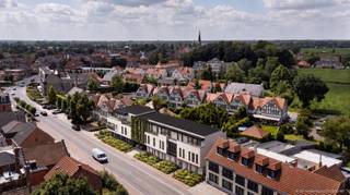 Een project dat de focus legt op jou. <br /><br />Dat klinkt als het klassieke makelaarspraatje, zeg je? Dat snappen we. En toch is dit project nét dat tikje meer. Meer ruimte, meer high-end, meer een (t)huis.<br /><br />Welkom in appartement 1.5; een appartement van 94m² op de 1ste verdieping met 2 slpk en een terras van 20 m².<br /><br />1. We focussen op woongemak. Geen gebouw waar we zoveel mogelijk appartementen/studio’s in proppen, maar een kleinschalige residentie met grote appartementen. Ademruimte dus.<br /><br />2. We leggen dus de nadruk op ruimtelijkheid. Veel lichtinval, grote ramen, groene eyecatchers en vooral: buitenruimte! Je wordt benauwd van het gemiddelde terras van 8m², zeg je? No worries, hier starten we met balkons vanaf 18 m² tot maar liefst 68m²! <br /><br />3. Graag bewust wat kleiner wonen, of toch een volwaardig alternatief voor het inruilen van je woning? We bieden beide aan: een fijne bewoonbare oppervlakte van 93m², tot een penthouse van…jawel… 185m². <br /><br />4. Future proof wonen, da’s de boodschap. En dit project gaat nog een tikje verder, want er werd extra aandacht besteed aan toegankelijkheid: brede gangen en parkeerplaatsen, drempelvrij wonen, een lift tot in de kelder en op wandelafstand van openbaar vervoer, winkels, eetgelegenheden, scholen, etc.<br /><br />5. Energiezuinigheid is niet enkel goed voor de natuur, maar ook voor je portemonnee. Deze BEN-woningen focussen op een minimaal verbruik en mikken op een E-peil van 10. En jawel, dat betekent niet enkel een fantastische isolatie, maar ook een warmtepomp voor vloerverwarming en -koeling, zonnepanelen, regenwaterputten, etc.<br /><br />6. And last but not least: een lokale bouwheer én makelaar. Je weet van wie je koopt. We kennen de buurt en de mogelijkheden. En we kennen jou. Graag later verhuren? Doen we! Je eigen huis (gratis) laten schatten om te kijken wat de mogelijkheden zijn? Met plezier! Benieuwd naar een lening of verzekering? You’re welcome. Je hebt een lokaal aanspreekpunt, nu en in de toekomst.<br /><br />Een parkeerplaats (vanaf 26.000 EUR) en berging (vanaf 3000 EUR) in de ondergrondse garage is verplicht bij aan te kopen. <br /><br />De snelle kopers kunnen profiteren van deze lanceringsprijzen.<br />AANKOOP AAN 6% BTW MOGELIJK! <br /><br />Benieuwd naar de voorwaarden? <br />We gaan graag een keer met je rond tafel.