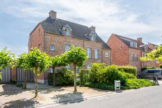 <p><strong>Ruime, charmante en kwalitatief afgewerkte halfopen bebouwing gelegen op een perceel van 419m², met 4 slaapkamers, 2 badkamers, een inpandige garage, oprit en een privatieve, zonnige zuidgerichte tuin. De woning is gelegen in een rustige eenrichtingsstraat in Kontich, op een centrale locatie met een vlotte verbinding naar belangrijke invalswegen, scholen, winkels en omliggende gemeenten.</strong><br /><br /><strong><strong><span><span>INDELING;<br /></span></span></strong></strong>Bij het betreden van de woning komt u in de INKOMHAL, die voorzien is van een apart gastentoilet met handwasser en een vestiaire. Van hieruit bereikt u de ruime en lichtrijke LEEFRUIMTE van ca. 48m², afgewerkt met een parketvloer en uitgerust met een open haard. Deze aangename leefruimte bestaat uit een charmante ZITHOEK/SALON van ca. 6.46 m x 4.86 m met bibliotheek en een EETKAMER van ca. 4.16 m x 3.91 m, waardoor er een ideale indeling ontstaat voor zowel gezellige familiemomenten als het ontvangen van gasten.</p>
<p>Aansluitend bevindt zich een aparte BUREAU/SPEELKAMER van ca. 11.8 m², bereikbaar via het salon. Deze ruimte is afgewerkt met een beige stenen vloer en beschikt over praktische opbergkasten, waardoor ze perfect kan dienen als thuiswerkplek, hobbyruimte of speelkamer.</p>
<p>De ruime, volledig ingerichte LEEFKEUKEN van ca. 27 m² (4.10 m x 6.55 m) is voorzien van talrijke opbergkasten, een gezellige ontbijthoek met extra kastruimte en kwalitatieve inbouwtoestellen, waaronder een elektrisch kookvuur, oven, microgolfoven, friteuse, koelkast, diepvriezer, vaatwasser en een anderhalve spoelbak.</p>
<p>Zowel de leefruimte als de bureau/slaapkamer geven rechtstreeks uit op de prachtige, privatieve ZUIDGERICHTE TUIN met TERRAS, waar u de hele dag van de zon kunt genieten. Het terras is bovendien uitgerust met een automatisch bediende zonnetent, wat zorgt voor extra comfort tijdens warme zomerdagen.</p>
<p>Verder beschikt de woning over een inpandige GARAGE van ca. 19 m², voorzien van een automatische poort en een rechtstreekse toegang tot de tuin. Er is tevens een oprit voor meerdere wagens.</p>
<p>Op de <i>eerste verdieping</i> geeft de NACHTHAL toegang tot een apart toilet. De eerste slaapkamer van ca. 3.91 m x 4.16 m met een ensuite DRESSINGRUIMTE van ca. 2.50 m x 1.60 m met ingemaakte kast. De BADKAMER van ca. 7.8 m² (2.50 m x 3.11 m) is ingericht met een ligbad, een regendouche en een dubbel wastafelmeubel. Verder heeft u SLAAPKAMER 2 van ca. 4.10 m x 3.91 m met een praktische ingemaakte kastwand.</p>
<p>De <em>tweede verdieping</em> biedt plaats aan nog twee volwaardige slaapkamers. SLAAPKAMER 3 van ca. 4.10 m x 3.91 m en SLAAPKAMER 4 van ca. 4.16 m x 3.91 m met opbergruimte. Daarnaast beschikt deze verdieping over een tweede ingerichte DOUCHEKAMER, uitgerust met een douche, wastafel en een apart toilet, wat deze verdieping ideaal maakt voor een groter gezin, tieners of gasten.<br /><br />Verder is er een opbergzolder bereikbaar via een uitklaptrap</p>
<span><strong>BIJZONDERHEDEN;</strong> </span><br />* Charmante, ruime en lichtrijke halfopen bebouwing<br />* Mooi aangelegde zonnige tuin en charmante aangelegde voortuin <br />* Opbergzolder bereikbaar via een uitklaptrap<br />* Inpandige garage en oprit voor meerdere wagens<br />* EPC: 212kWh/m², HR-ketel op gas (2018), HR-beglazing, videofoon, alarm.