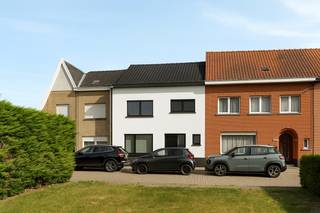 Deze grotendeels gerenoveerde woning met 3 slaapkamers, ruime tuin en rustige ligging biedt tal van mogelijkheden... ENKEL NOG DE VLOERPLAAT VAN...