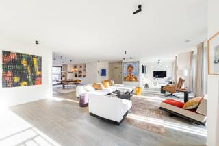 <p>De bruisende wijk Quartier Latin wordt ook wel de Theaterbuurt genoemd. Ook overdag is het hier de moeite waard: je vindt er vele mode-, antiek- en interieurwinkels. Hopland en de Schuttershofstraat huisvest chique boetiekwinkels.<br /><br />Op de iconische Antwerpse Graanmarkt vinden we dit exclusieve residentiële project. Met een uitzonderlijke gevelbreedte van maar liefst 17m en één appartement per verdieping, is de term herenwoningen helemaal op zijn plaats.<br /><br />Ontwikkelaar VL-Holding en Bermaso hebben hun meest exclusieve ontwikkeling gezet in het midden van de stad Antwerpen. Naast luxueus wonen is hier ook nagedacht aan de toekomst. Het BEN appartement is voorzien van een warmtepomp en zonnepanelen, hierdoor heeft het appartement het meest gunstige energielabel op de markt.<br /><br />De afwerking van dit appartement is buitengewoon! <br />High-end maatwerk, kwalitatieve vloeren, structuurverf, een luxe open keuken en hoogwaardige afgewerkte badkamers.<br /><br />Dit appartment brengt twee ruime suites met telkes een eigen ensuite badkamer.<br /><br />Waar wij onmiddellijk aan verkocht waren?<br />Met zijn 17m gevelbreedte, pal zuid georiënteerd, leef je in de stad en toch rustig.<br /><br />Aan de achterkant van het appartement vinden we een gezellig terras terug, volledig overdekt wat zorgt voor een gebruik in alle seizoenen.<br /><br />Verder worden nog twee ondergrondse autostaanplaatsen aangeboden in het gebouw.<br /><br />Niet alleen het appartement, het ganse gebouw straalt luxe en comfort uit met zijn statige inkom en trappenhal.<br /><br />Bent u geïnteresseerd?<br />Contacteer LISTED voor een persoonlijke rondleiding: 03 283 51 51.</p>