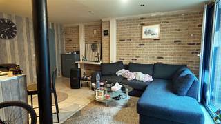 Dit centraal gelegen gelijkvloerse appartement biedt talloze mogelijkheden voor een eerste bewoning of investeringspand.Samenstelling: woonkamer met...