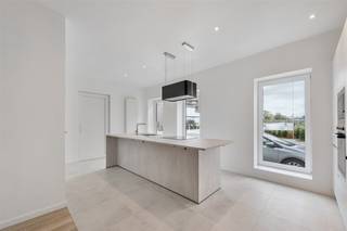 <p><span>Dit volledig vernieuwd gelijkvloers appartement bevindt zich op een absolute toplocatie in het stadscentrum, op wandelafstand van zowel het station als de Grote Markt. Alle winkels, gezellige horecazaken en voorzieningen liggen binnen handbereik, terwijl u toch kan genieten van een rustige woonomgeving. In 2025 werd het appartement tot in de kleinste details gerenoveerd, waarbij zowel de technische installaties als de afwerking volledig werden vernieuwd. Hierdoor geniet u van het comfort en de uitstraling van nieuwbouw, gecombineerd met de charme van een kleinschalige residentie.</span></p><p><span>Bij het binnenkomen valt meteen de lichtrijke leefruimte op, waar grote raampartijen zorgen voor een aangename lichtinval. De open keuken met centraal kookeiland vormt het hart van de woning en is uitgerust met kwalitatieve toestellen zoals een inductiekookplaat, spoelbak, dampkap, vaatwasser, oven en microgolfoven. Het geheel straalt moderniteit en functionaliteit uit, ideaal voor wie graag kookt en gasten ontvangt.</span></p><p><span>Het appartement beschikt verder over een apart toilet, een praktische berging, twee volwaardige slaapkamers en een stijlvolle badkamer met inloopdouche en dubbele wastafel. Achteraan bevindt zich een gezellig terras van ongeveer 7 m², waar u in alle privacy kan genieten van een ochtendkoffie of een ontspannen avond.</span></p><p><span>De combinatie van de centrale ligging, de hoogwaardige renovatie en het beperkte aantal wooneenheden in het gebouw maakt dit een uniek aanbod op de markt. Alles is werkelijk nieuw, waardoor u zonder bijkomende werken kan verhuizen. Bovendien is er de mogelijkheid om een inpandige staanplaats aan te kopen voor 25.000 euro, wat in het centrum een absolute troef is. Dit appartement is de perfecte keuze voor wie op zoek is naar een instapklare woonst met karakter en hedendaags comfort op een uitzonderlijke locatie.</span></p><p><span> </span></p><p><span>Voor meer informatie of een bezoek, contacteert u Timothy van Immo Zone op het nummer 0474/ 41. 28. 40.</span></p>