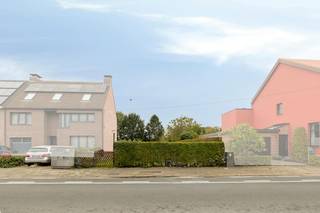 Bouwgrond te koop in de Kleine Doornstraat 158 te Wilrijk. <br /><br />Afmetingen:  <br />- breedte: 11m <br />- diepte: 83m <br /><br />Bouwvoorschriften: <br />- De Antwerpse bouwcode is van toepassing. <br />- Er kunnen maximaal 2 bouwlagen en een dak voorzien worden. <br />- Er dient voldoende afstand gehouden te worden tot de rechterbuur, deze afstand dient meer te zijn dan gebruikelijk, gelet op de verspringing in de voorgevellijn.<br />- Er ontstaat een grote voortuin, er kan daardoor onderzocht worden of een parkeerplaats in open lucht mogelijk is waarbij het groene karakter van de voortuin bewaard blijft. <br />- Een goede ruimtelijke ordening. <br /><br />Bent u geïnteresseerd in deze bouwgrond te koop in Wilrijk? Aarzel dan niet om contact met ons op te nemen. Wenst u uw eigendom ook te koop of te huur te stellen? We helpen u graag verder. Steeds tot uw dienst om u verder te helpen met al uw vragen over vastgoed! <br /><br />Bestuursmaatregelen in het maatregelenregister: in aanvraag<br /><br />Deze AI-visualisaties zijn bedoeld als inspiratie. Er werd geen rekening gehouden met technische specificaties, stedenbouwkundige voorschriften of de concrete mogelijkheden tot realisatie.