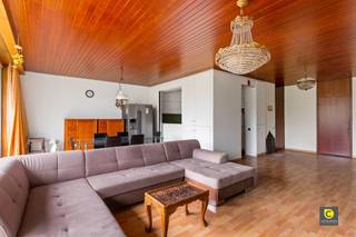 <p><span>Ruim appartement met 4 slaapkamers en terrassen op topligging aan de Fruithoflaan</span></p><p><span>Op een gegeerde locatie aan de Fruithoflaan, op de 3de verdieping van een verzorgd gebouw, bevindt zich dit uitzonderlijk ruime appartement met een bewoonbare oppervlakte van 144 m² (cfr. EPC). Dankzij de royale volumes, de overvloedige lichtinval en het open zicht op groen biedt dit appartement een uitstekende basis voor wie op zoek is naar ruimte, comfort en potentieel.</span></p><p><span> </span></p><p><span>Indeling</span></p><p><span>Leefruimte &amp; keuken</span></p><p><span>De leefruimte geniet van grote schuiframen over de volledige breedte, wat zorgt voor een aangename lichtinval en een mooi, groen uitzicht. Aansluitend bevindt zich de halfopen keuken, die perfect geïntegreerd is in de leefruimte en eveneens baadt in het daglicht. Zowel aan de voor- als achterzijde van het appartement is er een terras, waardoor u op elk moment van de dag kan genieten van zon en buitenruimte.</span></p><p><span> </span></p><p><span>Slaapkamers &amp; badkamers</span></p><p><span>Het appartement beschikt over maar liefst vier volwaardige slaapkamers, wat het bijzonder geschikt maakt voor grotere gezinnen, co-housing of wie wonen en werken wil combineren.</span></p><p><span>Twee slaapkamers zijn voorzien van een ensuite badkamer: één met ligbad en één met douche. Daarnaast is er in de hal nog een derde douchekamer, wat zorgt voor extra comfort en flexibiliteit. In totaal zijn er drie toiletten, een absolute meerwaarde voor een appartement van dit formaat.</span></p><p><span> </span></p><p><span>Kelder &amp; garagebox</span></p><p><span>Ondergronds is er nog een ruime dubbele kelderruimte inbegrepen. Een ruime garagebox kan mee aangekocht worden aan 27.500 euro.</span></p><p><span> </span></p><p><span>Troeven</span></p><p><span>- Bewoonbare oppervlakte van 144 m² cfr. EPC</span></p><p><span>- 4 ruime slaapkamers</span></p><p><span>- 2 badkamers ensuite + extra douchekamer</span></p><p><span>- 3 toiletten</span></p><p><span>- Terras aan voor- én achterzijde</span></p><p><span>- Grote schuiframen en veel natuurlijke lichtinval</span></p><p><span>- Open zicht op groen</span></p><p><span>- Gelegen op de 3de verdieping op een centrale locatie aan de Fruithoflaan</span></p><p><span> </span></p><p><span>Een zeldzaam groot appartement op een uitstekende ligging, met een indeling en ruimteaanbod dat tal van mogelijkheden biedt voor wie zijn eigen woonverhaal wil realiseren in één van de meest gegeerde lanen van Berchem.</span></p>