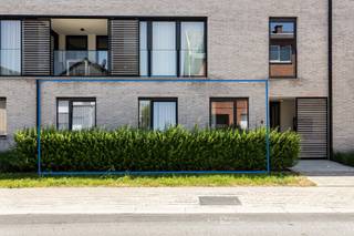 <p><span>Bent u op zoek naar een instapklaar gelijkvloers appartement met een hoogwaardige afwerking in Dilbeek? Dan is dit recente nieuwbouwappartement met twee slaapkamers precies wat u zoekt. </span><span>Gelegen in de Stichelgatstraat 4 geniet u van een uitstekende ligging met scholen, winkels, het centrum van Dilbeek en de op- en afrit van de autosnelweg op korte afstand. <br /><br />De ideale uitvalsbasis voor wie comfortabel wil wonen met alle voorzieningen binnen handbereik.<br /><br /><span>Indeling</span></span></p>
<p><span>Bij aankomst wordt u verwelkomd in een verzorgde en perfect onderhouden residentie uit 2021. Het appartement bevindt zich op het gelijkvloers en is bereikbaar via een rustige gemeenschappelijke inkomhal.</span></p>
<p><span>Binnenkomen doet u in de inkomhal die toegang geeft tot de lichtrijke leefruimte. Dankzij de grote raampartijen geniet de woonkamer van een aangename lichtinval en een mooi zicht op het terras en de zuidgerichte tuin. De open keuken vormt zonder twijfel het hart van het appartement en is volledig uitgerust met kwaliteitsvolle toestellen, waaronder een koelkast, diepvries, stoomoven en combi-oven. Bovendien werd gekozen voor een bijzonder stijlvolle afwerking met onder meer een marmeren werkblad, een Quooker-kraan, twee onzichtbare deuren naar de berging en de wasplaats en een geïntegreerde kookplaat met ingebouwde dampafzuiging. Een keuken die functionaliteit en design perfect combineert.</span></p>
<p><span>Via het grote schuifraam bereikt u het zonnige terras en de privatieve tuin met een gunstige zuidoriëntatie, waar u in alle rust kunt genieten.</span></p>
<p><span>Verder beschikt het appartement over twee volwaardige slaapkamers en een stijlvolle badkamer met inloopdouche, dubbele wastafel en toilet. Ook hier werd gekozen voor een luxueuze afwerking die volledig aansluit bij de rest van het appartement.</span></p>
<p><span>Extra troeven: EPC-label A, conforme elektriciteitsinstallatie, vloerverwarming en een lift die u tot in de ondergrondse garage brengt.</span></p>
<p><span>Daarnaast bestaat de <span>mogelijkheid om een ondergrondse staanplaats aan te kopen voor € 25.000</span>.</span></p>
<p><strong>Kortom, een recent en energiezuinig appartement waar luxe, comfort en een uitstekende ligging samenkomen.</strong></p>
<p><span>Interesse? Contacteer ons gerust voor meer informatie of een bezoek.</span></p>
<p>info@impromove.be – 02 887 80 56</p>