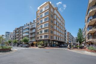 Modern en smaakvol ingericht hoekappartement met een uitgesproken loftgevoel, gelegen aan de Dumortierlaan vlak bij de Zeedijk.Het appartement is...