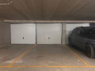 Op een centrale locatie in Antwerpen, aan de Lange Nieuwstraat 47, wordt deze afgesloten GARAGEBOX MET bijhorende AUTOSTAANPLAATS te koop aangeboden. <br />De toegang is voorzien via een elektrische poort in een afgesloten parkeergarage. <br /><br />Deze dubbele plaats is ideaal voor wie in het stadscentrum woont of werkt of interessant als investering!<br /><br />Een veilige en praktische oplossing voor parkeren in hartje Antwerpen.<br /><br />Huurprijs €190,- /mnd + 21% btw