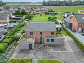 <p>Deze open bebouwing in Ulbeek met 3 slaapkamers en een perceel van 2856 m² combineert ruimte, comfort en een rustige ligging in een groene omgeving. Met een bewoonbare oppervlakte van 208 m² biedt deze woning een aangename woonervaring voor wie graag ruim woont zonder afgelegen te zijn.<br /></p><p>Bij het binnenkomen valt meteen de lichtrijke leefruimte op. Grote raampartijen zorgen voor een overvloed aan natuurlijk licht en creëren een open en aangename sfeer. De leefruimte sluit aan op de functionele keuken, die praktisch is ingericht en alle nodige comfort biedt voor het dagelijkse leven.<br /></p><p>Op de verdieping bevinden zich drie volwaardige slaapkamers, elk met voldoende ruimte en lichtinval. Daarnaast is er een aparte dressing en een ruime badkamer, wat zorgt voor extra comfort en een praktische indeling voor het hele gezin.</p><p>Buiten vormt de zuidgerichte tuin een absolute troef. Hier geniet je van maximale lichtinval, rust en privacy, met voldoende ruimte om de tuin naar eigen wens in te richten. Het ruime perceel biedt tal van mogelijkheden voor ontspanning en buitenleven.</p><p>De woning werd doorheen de jaren goed onderhouden en beschikt over een solide structuur, wat zorgt voor een sterke basis met potentieel. Dit maakt het een ideale keuze voor wie op zoek is naar een instapklare woning die eventueel nog verder kan worden gepersonaliseerd.<br /></p><p>De ligging in Ulbeek biedt een mooie balans tussen rust en bereikbaarheid, met vlotte verbindingen naar omliggende dorpen en steden. Winkels, scholen en andere voorzieningen zijn gemakkelijk bereikbaar.<br /></p><p>Ben je op zoek naar een ruime woning met tuin in een groene omgeving? Neem contact op en plan je bezoek.</p>