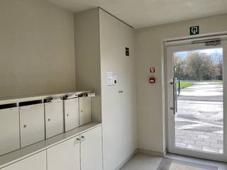 Nieuwbouwappartement te huur in het centrum van Ingelmunster<br /><strong>Huurprijs: 795 € + 50 €/syndic</strong><br />Bent u op zoek naar een stijlvol en comfortabel appartement in het hart van Ingelmunster? Dit gloednieuwe appartement biedt alles wat u nodig heeft:<br />Ruime living met open keuken: de open indeling zorgt voor een moderne en lichte leefruimte, ideaal om te ontspannen of gasten te ontvangen.<br />Terras: geniet van uw eigen buitenruimte, perfect voor een ochtendkoffie of een gezellig avondje.<br />2 slaapkamers: comfortabele kamers, geschikt als hoofdslaapkamer, kinder- of logeerkamer.<br />Moderne badkamer: stijlvol afgewerkt, voorzien van alle comfort.<br />Apart toilet: voor extra gemak.<br />Staanplaats en fietsberging: uw wagen en fietsen staan veilig en gemakkelijk bereikbaar.<br />Dit appartement is gelegen op een toplocatie in Ingelmunster, met winkels, horeca en openbaar vervoer op wandelafstand.<br /><strong>Alle verlichting voorzien door de eigenaar (niet op foto)</strong><br />Interesse? Neem snel contact op voor meer informatie of een bezoek!