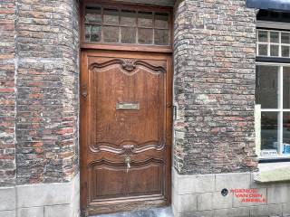 Deze fantastische handelswoning met trapgevel bevindt zich in het kloppend hart van Brugge net achter de Sint-Salvatorskathedraal.<br />Via de riante authentieke inkom begeeft u zich tot een stijlvol ingerichte eetgedeelte. Deze bestaat uit 2 compartimenten waarvan het eerste gedeelte grenst aan de straatkant en het tweede gedeelte zicht op de tuin biedt. De industriële keuken is voorzien van alle nodige toestellen en aangepast aan de dagelijkse noden. De tuin is het pronkstuk van de woning en is tevens zuid gericht en voorzien van enkele gezellige terrassen. Als extra troef heeft u zicht op de Sint-Salvatorkerk.<br />Daarnaast beschikt de woning over een ruime ondergrondse droge kelder waar zich alle technieken bevinden.<br />Op de eerste verdieping zijn er 4 slaapkamers en 2 badkamers waarvan één voorzien met bad, dubbel lavabomeubel en wc en één met lavabomeubel en bad met douchefunctie.<br />De tweede verdieping bestaat uit een zolder van maar liefst 77m2 en tevens voorzien van dakisolatie.<br />Kortom een bijzonder ruime woning op wandelafstand van de winkels.<br /><br /><br />Troeven :<br />* Bijzonder charmante trapgevelwoning<br />* riante tuin<br />* AAA+++ ligging<br />* Momenteel verhuurd <br />* Ruime bewoonbare oppervlakte 285m2<br />* Royale slaapkamers <br /><br />Voor info bel : 050/333976 - 0476/270379 ( buiten kantooruren )