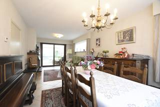 Ben je op zoek naar een woning met potentieel en een aangename tuin? Dan is deze charmante woning precies wat je zoekt!<br />We betreden de woning via de inkomhal met gastentoilet, die toegang biedt tot de gezellige leefruimte met sierhaard en aansluitend de keuken.<br />Achteraan bevindt zich de <strong>veranda</strong>, met zicht op de tuin.<br /><br />De woning beschikt verder over <strong>drie slaapkamers</strong> en een badkamer met alle basiscomfort.<br />De zolderverdieping is bereikbaar via een uittrektrap, maar biedt de mogelijkheid om – mits het plaatsen van een vaste trap – nog extra slaapkamers of hobbyruimte te creëren.<br /><br />De kelder zorgt voor extra opbergruimte, terwijl je buiten beschikt over een aangename tuin met tuinhuis.<br />Daarnaast is er een<strong> garage (3 m x 8 m) met automatische poort</strong>, en is er ruimte voor fietsen of bijkomende opslag.<br /><br />Troeven:
<ul>
<li>Ruime garage met automatische poort</li>
<li>Zonnige tuin met tuinhuis</li>
<li>Zolder met uitbreidingsmogelijkheden</li>
<li>Kelder aanwezig</li>
<li>Rustige, goed bereikbare ligging</li>
</ul>
Een ideale woning voor wie op zoek is naar een solide basis om naar eigen smaak te moderniseren.<br />Contacteer ons vandaag nog voor een bezoek! 03/775.78.79<br />Ben je ook van plan jouw eigendom te verkopen? Maak een afspraak voor een gratis schatting, wij maken er samen een succesverhaal van.