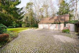 Karaktervolle villa op mooi perceel van ca. 5.300 m² in KapellenbosOp een rustige en residentiële locatie in Kapellen, langs de...