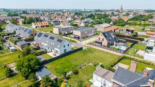Op dit villaperceel tussen de Zonnebekestraat en Blikstraat krijg je alle vrijheid om jouw ideale thuis te realiseren. Je kiest zelf het ontwerp en de materialen en werkt zo een woning uit die perfect aansluit bij jouw woonwensen.
Hier bouw je geen standaardwoning, maar een thuis die volledig afgestemd is op jouw manier van leven. Samen met Hyboma werk je een woning op maat uit, in de stijl die bij jou past en met de vrijheid om een eigen architect te kiezen.
Dankzij de huidige energienormen en duurzame bouwtechnieken woon je comfortabel, toekomstgericht en energiezuinig.
In Langemark woon je vlak bij winkels, school en openbaar vervoer. Je hebt de dagelijkse voorzieningen dicht bij huis en verplaatst je vlot in en rond de gemeente.
Zie jij jezelf hier al wonen? Contacteer adviseur Kimberly voor meer informatie of maak een afspraak om de mogelijkheden van dit villaperceel te ontdekken.