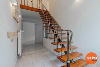 <p>EERSTE BEZOEKDAG ZONDAG 28/06 VAN 10U TOT 13U (enkel op afspraak)<br /><br />GENTBRUGGE – Deze ruime instapklare gezinswoning van maar liefst 238 m² werd grondig gerenoveerd en afgewerkt met hoogwaardige materialen. De combinatie van ruimte, comfort, een uitzonderlijke bureauruimte en een hoge afwerkingsgraad maakt van deze woning een opportuniteit. Openbaar vervoer, winkels, scholen en recreatiemogelijkheden bevinden zich in de onmiddellijke omgeving. Zowel Gent-centrum als de omliggende steden zijn bijzonder vlot bereikbaar dankzij de directe verbindingen met de R4, E17 en E40.<br /><br />Op het gelijkvloers bevinden zich een centrale inkomhal met gastentoilet, een lichtrijke woonkamer, een ingerichte keuken met aansluitende berging en een prachtige, ruime bureauruimte met ingemaakte kasten. Deze afzonderlijke werkruimte vormt een absolute meerwaarde voor thuiswerkers, zelfstandigen of wie een vrij beroep uitoefent.<br /><br />Op de eerste verdieping vinden we een nachthal, twee volwaardige slaapkamers, een stijlvolle badkamer en een praktische wasplaats met tweede toilet. De grote afgewerkte zolderruimte vormt een volwaardige extra verdieping en kan gebruikt worden als extra slaapkamer, hobbyruimte, speelkamer of polyvalente ruimte.<br /><br />Buiten beschikt de woning over een mooi aangelegde oprit, een ruime dubbele garage die eveneens dienst kan doen als hobbyruimte, werkplaats, atelier of extra opslagruimte, en een zuidwest gerichte tuin waar u optimaal van de zon kunt genieten. Foto's tuin volgen later.<br /><br />Extra troeven zijn het gunstige EPC-label B, de 20 zonnepanelen, conforme EK en de aanwezige laadpaal.<br /><br />Een woning met deze afwerkingsgraad, praktische indeling en unieke bureauruimte komt zelden op de markt. Maak daarom tijdig uw afspraak voor de bezoekdag. Voor meer info en bezoek: 053/60.65.60.<br /><br />De vermelde prijs betreft een startprijs. Na ontvangst van de biedingen zal de verkoper beslissen of hij/zij de eigendom verkoopt aan het beste bod. De startprijs is aldus niet bindend voor de verkoper. Voor meer info kunt u ons contacteren of het reglement raadplegen op onze website.</p>