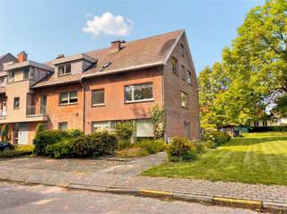 <p>Ruimte, potentieel en een uitstekende ligging komen samen in deze verrassend ruime drie-gevelwoning uit 1972, gelegen in een rustige doodlopende straat in het gegeerde Wezembeek-Oppem. Met een netto bewoonbare oppervlakte van maar liefst 332 m² op een perceel van 5a 17ca biedt deze eigendom een waaier aan mogelijkheden voor grote gezinnen, zelfstandigen of investeerders. De bestemming laat bovendien de uitbating als handelshuis of de uitoefening van een vrij beroep toe. De woning beschikt vandaag over vijf volwaardige slaapkamers, met de mogelijkheid om uit te breiden naar minstens acht slaapkamers. De royale voorgevelbreedte van 8 meter, de volledige onderkeldering en de westelijk georiënteerde tuin versterken het uitzonderlijke karakter van deze eigendom.<br />Dankzij het gunstige EPC B combineert deze woning een energiezuinige basis met de kans om het interieur volledig naar eigen smaak en hedendaagse normen te renoveren. Het asbesthoudende dak dient vervangen te worden, maar daar staat een unieke opportuniteit tegenover om een woning met uitzonderlijke volumes volledig te personaliseren. De uitstekende bereikbaarheid, de gegeerde residentiële ligging en de onmiddellijke beschikbaarheid bij akte maken dit een bijzonder interessant renovatieproject met een enorm waardepotentieel.</p>