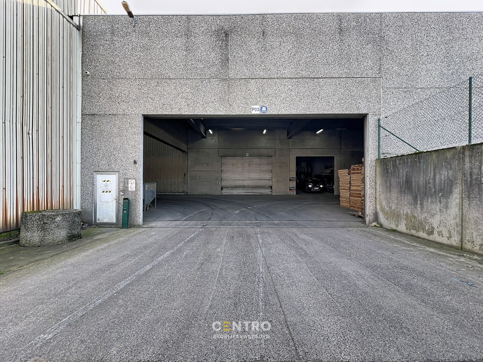 Magazijn van 330m² met vrije hoogte van 7,90m op industriële site , te Kerkhove (Avelgem). - foto 4