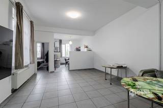 <p><span>2e verdieping achteraan</span></p><p><span> </span></p><p><span>Ruim appartement (72 m²) met 1 slaapkamer in Antwerpen (2060).</span></p><p><span>In de Lange Lobroekstraat woon je in een opkomende buurt nabij Park Spoor Noord en de Slachthuissite. Winkels, supermarkten en andere voorzieningen zijn vlot bereikbaar en ook aan openbaar vervoer is er geen gebrek. Met de fiets sta je bovendien in een mum van tijd in het centrum. Dankzij de nabijheid van belangrijke invalswegen is ook de verbinding met de wagen uitstekend.</span></p><p><span>Het appartement bevindt zich achteraan op de tweede verdieping van een kleinschalig gebouw en heeft een bewoonbare oppervlakte van circa 72 m². Het gebouw werd in 2008 volledig gerenoveerd en het appartement behaalt een goede EPC-score C en beschikt over conforme elektriciteit. Er zijn aparte meters aanwezig en de vaste kosten blijven met slechts €25 per maand bijzonder beperkt.</span></p><p><span>Je komt binnen in de ruime leefruimte met open keuken aan de achterzijde, samen goed voor maar liefst 35 m². Dankzij de open indeling is er voldoende plaats voor zowel een gezellige zithoek als een volwaardige eethoek. De keuken is voorzien van heel wat kastruimte en de nodige toestellen.</span></p><p><span>De slaapkamer heeft een mooie oppervlakte van circa 12 m². De ruime badkamer van 8 m² is uitgerust met een ligbad met douche, lavabomeubel, toilet en aansluitingen voor wasmachine en droogkast.</span></p><p><span>Een energiezuinig appartement met een ruime leefruimte én bijzonder lage vaste kosten op een centrale locatie in Antwerpen. Ideaal voor starters of als investering!</span></p><p><span>Bewoonbare opp. 72 m² ref.: bruto vloeropp. EPC. Voor meer info of een gratis schatting surf naar </span><span><span>www.hansimmo.be</span></span></p><p><span> </span></p>