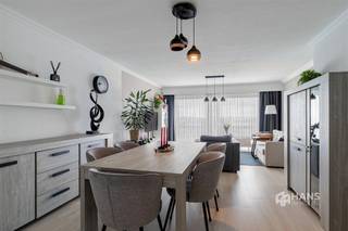 <p><span>Nieuwdreef 129 (6e verd.) - Merksem</span></p><p><span> </span></p><p><span> </span></p><p><span> </span></p><p><span>Instapklaar appartement (97 m²) met 2 slaapkamers, autostaanplaats en 2 terrassen in Merksem</span></p><p><span>In de Nieuwdreef woon je op een centrale locatie, vlak bij de Bredabaan en het Runcvoortpark. Dankzij de uitstekende verbindingen met bus, tram, het velo-deelsysteem en de wagen geniet je hier van een vlotte bereikbaarheid. Ook winkels, supermarkten, scholen en andere voorzieningen bevinden zich op wandel- of fietsafstand.</span></p><p><span>Het appartement bevindt zich op de zesde verdieping van een verzorgd gebouw met negen verdiepingen, waarvan het dak geïsoleerd is. De vaste kosten bedragen €200 per maand en omvatten alle kosten, met uitzondering van de verwarming. De elektriciteit is conform en de aluminium ramen zijn voorzien van dubbele beglazing. Doorheen de jaren werden bovendien verschillende vernieuwingen uitgevoerd, waaronder een nieuwe verwarmingsketel, vernieuwde vloeren en een vernieuwd toilet. Dit alles resulteert in een gunstige EPC-score B, zodat je zonder grote energetische investeringen kan genieten van een comfortabele woonst.</span></p><p><span>Via de veiligheidsdeur kom je binnen in de aparte inkomhal met praktische vestiairekast. Van hieruit bereik je de lichtrijke woonkamer van ongeveer 33 m², die dankzij de grote raampartijen baadt in het natuurlijke licht. Aansluitend bevindt zich de aparte keuken van 11 m², uitgerust met alle hedendaags comfort en voorzien van een handige berging.</span></p><p><span>Vooraan heb je toegang tot het eerste, west-georiënteerde terras van 7 m², waar je heerlijk van de namiddag- en avondzon kan genieten.</span></p><p><span>De nachthal geeft toegang tot een berging/wasplaats van 3 m², een apart gastentoilet en de badkamer van 5 m², uitgerust met een dubbele lavabo en een ligbad/douche. Achteraan bevinden zich twee volwaardige slaapkamers van telkens 15 m². Vanuit één van de slaapkamers bereik je het tweede, oost-georiënteerde terras van 7 m², ideaal om de dag te starten in de ochtendzon.</span></p><p><span>Tot slot beschikt het gebouw over een gemeenschappelijke fietsenstalling en is er een autostaanplaats apart aan te kopen voor €20.000.</span></p><p><span>Ben je op zoek naar een rnstapklaar appartement met twee terrassen en een gunstige energiescore op een centrale locatie? Mis deze kans niet! Bewoonbare opp. 97 m² – ref.: bruto vloeropp. Voor meer info of een gratis schatting surf naar </span><span><span>www.hansimmo.be</span></span></p><p><span> </span></p>