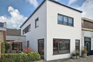 Welkom in Boekhoute, een charmant dorpje in Assenede, waar rust en gezelligheid hand in hand gaan. Gelegen op wandelafstand van het centrum, geniet u van een rustige omgeving met alle voorzieningen vlakbij: scholen, winkels, horeca en vlotte verbindingen richting Eeklo, Zelzate en de Nederlandse grens.<br /><br />Op de Oude Havenstraat 1 vindt u deze volledig gerenoveerde eengezinswoning, afgewerkt met duurzame materialen en oog voor detail (vloeren en deuren vrij te kiezen binnen voorzien budget). De woning straalt moderniteit uit dankzij de witte crepi-gevel en strakke zwarte ramen.<br /><br />Indeling:<br /><br />Gelijkvloers (84 m²): inkomhal met vestiaire, ruime leefruimte (26 m²) en een volledig uitgeruste keuken (23 m²) met luxe werkblad in keramiek (Neolith Terrazo Ceppo Silk), Bora kookveld, Electrolux en Franke toestellen. Verder is er een wasplaats/berging, gastentoilet en kelder.<br /><br />Verdieping (66 m²): nachthal, 3 slaapkamers, badkamer met douche en lavabo (meubel nog te kiezen binnen voorzien budget), apart toilet.<br /><br />De woning is voorzien van gevel- en dakisolatie, vloerverwarming en regenwaterrecuperatie. Alles wordt tot in de puntjes afgewerkt, is energiezuinig en onderhoudsvriendelijk.<br /><br />De vermelde informatie en afmetingen, evenals de getoonde impressies, zijn uitsluitend indicatief en kunnen afwijken van het uiteindelijke product.<br /><br />Meer info en plannen op www.hillewaere-vastgoed.be