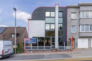 Geen klassiek horecapand, maar een veelzijdig investeringsgebouw met uitzonderlijk potentieel.<br /><br />Deze eigendom combineert ruime commerciële gelijkvloerse verdieping met praktische kelderverdieping, 2 appartementen en 3 garages op één strategische centrumlocatie. <br />Ideaal voor ondernemers die wonen en werken willen combineren of voor investeerders.<br /><br />Dit uitstekend gelegen investeringspand bestaat uit:<br />- een multifunctioneel pand, bestaande uit een gelijkvloers niveau met terras en een praktische benedenverdieping, die achteraan rechtstreeks toegankelijk is vanaf het maaiveld;<br />(de benedenverdieping beschikt momenteel over een zaal van meer dan 65 m², een aansluitende binnenkoer, berging en sanitaire voorzieningen; de bovenliggende verdieping beschikt over meer dan 130 m², naast het terras en de overige buitenruimte)<br />- twee appartementen;<br />- drie garages;<br /><br />Kortom, hét ideale investeringspand.