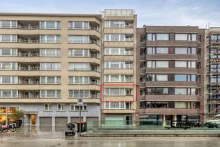 Dit verzorgde appartement bevindt zich op de tweede verdieping, op wandelafstand van het strand van Oostende, en dicht bij winkels en openbaar vervoer!<br />Het ruime appartement (92 m²) is ingedeeld als volgt:<br />inkomhal met ruime berging, afzonderlijk toilet en vestiaire, woonkamer, aparte keuken met terrasje, badkamer met ligbad en dubbele lavabo en ruimte voor wasmachine en droogkast, en 2 volwaardige slaapkamers, waarvan één met toegang tot terras. Verwarming is gemeenschappelijk.<br />Het appartement wordt momenteel verhuurd, wat dit mogelijks ideaal maakt als investering.