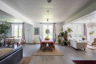 <p>Te koop - Twee woningen onder één dak.</p>
<p><span>Op zoek naar een unieke woning waar ruimte, groen, flexibiliteit en comfort samenkomen? Deze eigendom met energiezuinig EPC-label B biedt een indrukwekkende bewoonbare oppervlakte en is perfect opdeelbaar in twee volwaardige wooneenheden. Ideaal als kangoeroewonen, combinatie wonen/werken of investering.</span></p>
<p><span><b>Indeling</b><br /><b>Woning 1:</b> Royale, lichtrijke leefruimte met open keuken en cassette. Aansluitend een veranda, twee bureauruimtes, wachtkamer en twee toiletten. Op de verdieping: drie slaapkamers en een badkamer. Via een vaste trap bereikt u de ruime zolder met tal van mogelijkheden (extra kamers, hobbyruimte, atelier).</span></p>
<p><span><b>Woning 2 (gerenoveerd):</b> Eigen inkom, gezellige loft met open keuken, apart toilet, wachtkamer en bergruimte. Verdieping met drie slaapkamers, twee badkamers en extra toilet.</span></p>
<p><span><b>Troeven:</b><br />✔ Zonnige tuin<br />✔ Praktijkruimte/slaapkamer met badkamer en wachtkamer<br />✔ Geschikt voor kangoeroewonen, zorgwonen of co-housing<br />✔ EPC-label B<br />✔ Grote, flexibel in te delen oppervlakte (mogelijkheid tot 2 garages)<br />✔ Ideaal voor grote gezinnen of combinatie wonen/werken</span></p>
<p><span>Een eigendom met karakter, ruimte en veelzijdigheid.<br />Plan vandaag nog uw bezoek!<br />Contacteer Ruben via ruben@cornelis-goeman.be of op het nummer 0479/ 03 90 17<br /></span></p>