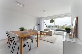 Ontdek Residentie Noordpoort in Diksmuide – Wonen in het hart van de Westhoek

Residentie Noordpoort, gelegen in de Oostendestraat te Diksmuide, biedt een unieke kans om te wonen in een moderne en comfortabele setting op wandelafstand van het bruisende stadscentrum. Met slechts 500 meter tot de Grote Markt geniet je van een centrale ligging met alle voorzieningen binnen handbereik: winkels, scholen, het station, horecazaken en meer.

Deze stijlvolle nieuwbouwresidentie bestaat uit 18 lichtrijke appartementen, elk met 2 slaapkamers en ruime zonnige terrassen en/of tuinen. Dankzij de doordachte architectuur en grote raampartijen baden de appartementen in natuurlijk licht. Bovendien bieden de meeste units een prachtig uitzicht op de Handzamedijk, een idyllisch stukje natuur langs de IJzer – perfect voor wie houdt van rust en groen. Wandelaars en fietsers vinden in de nabijgelegen IJzervlakte een waar paradijs.

Residentie Noordpoort is gebouwd met duurzame en tijdloze materialen, wat zorgt voor een warme, moderne uitstraling die jarenlang meegaat. Bovendien zijn alle nog beschikbare appartementen volledig afgewerkt, inclusief schilderwerken – je hoeft dus enkel nog je meubels te verhuizen.

Of je nu op zoek bent naar een eigen stek of een rendabele investering, Residentie Noordpoort biedt het beste van twee werelden: modern comfort op een toplocatie.
Neem vandaag nog contact op voor meer informatie of een bezoek aan het modelappartement.

HUURGARANTIE 1 JAAR: investeer in een nieuwbouwappartement. Dankzij de huurgarantie geniet je onmiddellijk van een stabiel en gegarandeerd inkomen.
ZOMERACTIE: ontvang een extra afwerkingscheque van € 5.000, exclusief btw.

Deze appartementen worden verkocht onder BTW-stelsel.