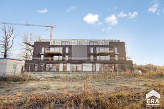<p><strong>Park Gijsen: een kwalitatief, duurzaam en groen gelegen bouwproject in Leopoldsburg!<br />Koop dit appartement, inclusief kosten, parkeerplaats en berging aan +- €325.000,- </strong></p>

<p>Park Gijsen is omgeven door prachtig aangelegde tuinen en <strong><em>groene zones</em></strong>. De gemeenschappelijke buitenruimtes, inclusief een <strong><em>waterpartij</em></strong>, wandelpaden en een <strong><em>grote fietsenberging</em></strong>, bieden u een rustige en serene omgeving om te ontspannen en te genieten van <strong><em>de natuur</em></strong>.</p>

<ul><li>Zeer interessante opties voor investering</li><li>Eigentijdse architectuur</li><li>Tijdloze en kwalitatieve uitstraling</li><li>Warmtepomp &amp;amp; zonnepanelen</li><li>E-peilscore lager of gelijk aan 20</li></ul>

<p>Aankoop onder BTW-stelsel: 12% op de grondwaarde &amp;amp; 21% op het constructie-aandeel.<br />Autostandplaats te koop vanaf €17.000,- (exclusief kosten)</p>

<p>Kelderberging te koop vanaf €5.000,- (exclusief kosten)</p>

<p>Extra inlichtingen te verkrijgen op kantoor:</p>

<p>011 550 440 - info@eratournier.be</p>

<p> </p>