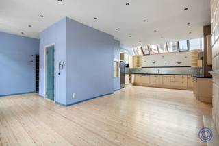 <p><span>Informatie woning</span></p><p><span>Zelden komt er in het hart van Antwerpen zon complete gezinswoning op de markt. Gelegen in een van de meest gewilde buurten, geniet u hier van een unieke combinatie van stedelijke dynamiek en wooncomfort. Winkels, scholen, horeca, cultuur en openbaar vervoer bevinden zich op wandelafstand. De woning scoort uitmuntend op energiezuinigheid en comfort: zonnepanelen met thuisbatterij, geïsoleerde daken en vloeren, automatische rolluiken en een nieuwe HR-ketel. Extra pluspunten zijn het centraal stofzuigsysteem en de dienstlift die alle verdiepingen verbindt. Via de ruime inkomhal met gastentoilet bereikt u de inpandige garage met ca. 3,5 m plafondhoogte, geschikt voor 2 kleine stadswagens en fietsen. De droge, geïsoleerde kelder (±46 m²) biedt uitzonderlijk veel bergruimte en vormt het vertrekpunt van de dienstlift. De 1ste verdieping omvat een lichtrijke leefruimte met open keuken, badend in natuurlijk licht dankzij grote raampartijen en een lichtstraat. De keuken is volledig uitgerust met hoogwaardige toestellen van o.a. Miele en Siemens. Op de 2de verdieping bevinden zich 3 slaapkamers, waarvan één met ensuite douchekamer, en een aparte badkamer (leidingen voorzien). De 3de verdieping herbergt de royale master met badkamer en een westgerichte dakterras met zonnewering, ideaal om te genieten van de namiddag- en avondzon. Een uitzonderlijke gezinswoning op een absolute TOPLIGGING in Antwerpen!</span></p><p><span> </span></p><p><span>De gevelfoto is een impressie om aan te tonen hoe de gevel eruit zal zien indien deze geschilderd. Hieruit kunnen geen rechten geput worden.</span></p><p><span> </span></p><p><span>Indeling</span></p><p><span>KELDER:</span></p><ul><li><span>Droge kelder ca.46m² waarvan het plafond in 2025 geïsoleerd werd! In de kelder is o.a. de thuisbatterij, centraal stofzuigsysteem, industriële waterontharder, condensatieketel, etc. geïnstalleerd.</span></li></ul><p><span>GLV: </span></p><ul><li><span>Inkomhal met prachtige trap uit gietijzer en hout naar de bovenliggende verdiepingen. Apart toilet!</span></li><li><span>Ruime garage met geïsoleerde, automatische poort (vernieuwd in 2018). De garage is ca. 50m² groot, heeft een vrije hoogte van ca. 3,50m en momenteel opgedeeld in een ruime staanplaats voor 1 wagen + fietsen, en een berging.</span></li></ul><p><span>V1: </span></p><ul><li><span>Leefruimte ca. 57 m² genietend van veel natuurlijke lichtinval dankzij de lichtstraat in de open keuken en de grote raampartijen aan de straatkant. In de woonkamer is een gashaard geïnstalleerd en om de hoek is een kleine bibliotheek ingebouwd.</span></li><li><span>Uitgeruste open keuken met veel werkruimte, uitgerust met kwalitatieve toestellen waaronder een grote oven, kookvuur met 5 pitten, ingebouwd koffiezetapparaat (defect), ingebouwde stoomoven, vaatwasser en een dubbele spoelbak met inox kraan.</span></li></ul><p><span>V2: </span></p><ul><li><span>Slaapkamer 1 ca. 13m² op houten vloer.</span></li><li><span>Slaapkamer 2 ca. 18m² op houten vloer.</span></li><li><span>Slaapkamer 3 ca. 8,5m² met aansluitend een ensuite badkamer voorzien van een instapdouche en lavabomeubel.</span></li><li><span>Badkamer op tegelvloer met groot lavabomeubel en wc. De leidingen zijn aanwezig om opnieuw een douche te plaatsen!</span></li></ul><p><span>V3:</span></p><ul><li><span>Slaapkamer ca. 29m² op houten vloer met prachtige hoge plafonds van maar liefst 5 meter!</span></li></ul><ul><li><span>Heerlijk rustig, west georiënteerd terras ca. 10m².</span></li></ul><ul><li><span>Grote badkamer (op te frissen) met dubbel lavabomeubel en spiegelkast, jacuzzi-bad en instapdouche.</span></li></ul><p><span> </span></p><p><span>Extra's</span></p><ul><li><span>Centraal stofzuigsysteem.</span></li><li><span>Industriële waterontharder.</span></li><li><span>Alle ramen zijn voorzien van elektrische rolluiken. De lichtstraat in de keuken is voorzien van zonsverduistering.</span></li><li><span>Dienstlift die vanuit de garage naar de bovenste verdieping gaat.</span></li><li><span>Airco in de slaapkamer op de bovenste verdieping.</span></li></ul><ul><li><span>11 zonnepanelen met thuis batterij.</span></li></ul><p><span> </span></p><p><span>Algemene informatie</span></p><ul><li><span>EPC: 179 kWh/ (m² jaar)!</span></li><li><span>Elektrische keuring: conform AREI, geldig tot 10/10/2035.</span></li><li><span>Asbestattest: aanwezig, en asbestveilig (1 beperking).</span></li></ul><p><span> </span></p><p><span>Gebouw</span></p><ul><li><span>Gebouw bestaande uit een kelder, gelijkvloerse verdieping met garage en 3 verdiepingen.</span></li><li><span>Zeer goed onderhouden woning met vernieuwd en geïsoleerd dak dat voldoet aan de eindnorm van 2050!</span></li><li><span>Het plafond van de kelder is geïsoleerd conform de eindnorm van 2050!</span></li></ul><p><span>  </span></p><p><span>Ligging</span></p><ul><li><span>Rustige in het hart van de stad! </span></li><li><span>Supermarkten, scholen en horeca in de directe omgeving.</span></li><li><span>Naast zijn nabijheid van in- en uitvalswegen naar de ring is het Centraal Station op wandelafstand.</span></li><li><span>MOBISCORE: 9,6/10!</span></li></ul><p><span> </span></p><p><span> </span></p><p><span>De informatie in deze prospect is ter informatieve titel: de kandidaat-kopers moeten hun eigen zaak maken van het verkrijgen, controleren en interpreteren van deze informatie.</span></p>