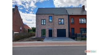 <p></p><p>Een mooi afgewerkte nieuwbouwwoning bestaand uit een ruime woonkamer met open, ingerichte keuken, 5 ruime slaapkamers (waarvan 1 slaapkamer met dressingruimte), badkamer, wasplaats, bergplaats, garage en een ruime tuin. Er is vloerverwarming voorzien via een warmtepomp. De woning is volledig opgeschilderd.</p><p></p>