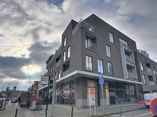 <strong>UCCLE: In de wijk Fort-Jaco en dicht bij alle voorzieningen, appartement met 1 slaapkamer van +/-79m² in een recent gebouw.</strong><br /><br /><span>Op de 2e verdieping met lift:</span><br /><br /><br />- Inkomhal<br />- Woonkamer +/-35m²<br />- Terras van +/- 5 m² op het oosten<br />- Ingerichte keuken (oven, kookplaten, afzuigkap, koelkast, diepvriezer en vaatwasser)<br />- Wasruimte<br />- WC<br />- Slaapkamer van +/- 12 m² met aangrenzende badkamer<br /><br />Kelder n°2<br /><br />Parkeerplaatsen beschikbaar voor 100€/maand extra, niet verplicht.<br /><br />Kosten: voorzieningen van 100€/maand, inclusief gemeenschappelijke ruimtes en koud water.<br /><br />EPC C+<br /><br />Beschikbaar op 01/01/2026.
