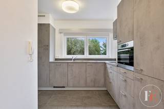 Dit appartement werd in 2024 grotendeels vernieuwd.<br />Gelegen in een gebouw boven een handelspand en met nog slechts 1 ander appartement.<br />Uniek aan deze woning is dat het niet alleen over een garage beschikt , maar ook een echte tuin.<br />Via een gemeenschappelijke trap kom je op de eerste verdieping die toegang geeft naar de inkom van het appartement of rechtstreeks naar de berging. Ideaal als je met boodschappen binnenkomt. <br />De ruime woonkamer heeft veel lichtinval en is zeer aangenaam. De aangrenzende keuken is volledig nieuw. <br />Op de verdieping treffen we 3 slaapkamers en een badkamer. Deze werd ook vernieuwd<br />Via een luik komen we op een ruime zolder.