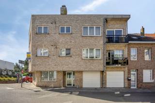 <p>immo DAVID stelt voor: ontdek samen met ons dit tweekamerappartement in het centrum van Asse. Het appartement bevindt zich op de eerste verdieping van een kleinschalig gebouw met lift en beschikt over een aangename, lichtrijke leefruimte van maar liefst 37 m². De vele raampartijen zorgen hier voor een bijzonder aangename en open sfeer. Via de woonkamer bereikt u de keuken, die praktisch aansluit op een technische ruimte. Deze ruimte kan bovendien perfect dienstdoen als extra bergruimte. Via de woonkamer en de overloop bereikt u de twee (slaap)kamers van respectievelijk 20 m² en 12 m². De overloop geeft eveneens toegang tot de badkamer en het aparte toilet, wat het wooncomfort ten goede komt. Een bijkomende troef is de rechtstreekse toegang tot de garage via de inkomhal. De ligging is uitzonderlijk goed: het appartement ligt op slechts 300 m van de markt van Asse, 150 m van openbaar vervoer, 500 m van het station van Asse, 700 m van de dichtstbijzijnde school, 20 m van winkels, 4 km van de autosnelweg, 5km van Laarbeekbos, 5 km van UZ Brussel en 450 m van de fietssnelweg. Hier woont u centraal én praktisch, met vrijwel alle dagelijkse voorzieningen binnen handbereik.</p>