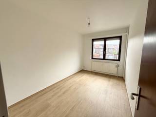 Op een boogscheut van het centrum van Mechelen bevindt zich dit ruime appartement met 2 terrasjes. Op wandelafstand vinden we supermarkten, bakkers, horeca, met de fiets bereik je op 5 minuten de Grote Markt en met de wagen ben je zeer snel aan de autosnelweg.<br /><br />Op de tweede verdieping van dit gebouw met lift vinden we dit toffe appartement met o.a een ruime inkomhal met een grote ingemaakte kast, een lichtrijke woonkamer, een keuken met fornuis, oven en vaatwasmachine, badkamer met lavabo-meubel, ligbad (+ douchescherm) en aansluitingen voor wasmachine en droogkast. Verder zijn er ook nog 2 slaapkamers en 2 terrasjes. <br /><br />Dankzij de ligging is het appartement zeer goed bereikbaar. Het appartement heeft zowel vooraan als achteraan een terrasje zodat je de hele dag door kan genieten van het zonnetje. <br />Onmiddellijk beschikbaar <br />De gemeenschappelijke kosten bestaan uit een vaste kost van € 75,- en een provisie van € 90,- voor water en verwarming voor privégebruik - tezamen € 165,-