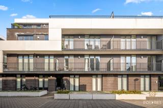 Dit mooi, instapklaar en energiezuinig appartement is rustig gelegen nabij het centrum en combineert een aangename woonomgeving met een uitstekende bereikbaarheid. Op wandelafstand bevinden zich het centrum, winkels, scholen en openbaar vervoer, wat zorgt voor een praktische en comfortabele ligging.<br /><br />Het appartement beschikt over een ruime leefruimte met grote raampartijen die zorgen voor veel natuurlijke lichtinval en een open gevoel. De open, volledig ingerichte keuken sluit naadloos aan op de woonkamer en versterkt het moderne en ruimtelijke karakter van de woonruimte.<br /><br />Er zijn twee volwaardige slaapkamers die elk voldoende ruimte bieden voor slaapcomfort en opbergruimte. Vanuit zowel de leefruimte als de slaapkamers is er toegang tot twee aangename terrassen waar in alle rust kan worden genoten van de buitenlucht.<br /><br />De badkamer is praktisch ingericht en voorzien van een douche in bad en een wastafel. Daarnaast is er een apart toilet aanwezig.<br /><br />Extra troeven zijn de ondergrondse staanplaats en de privatieve kelderberging, die zorgen voor bijkomend comfort en voldoende opslagruimte.<br /><br />Beschikbaar vanaf 01/07/2026 en uitsluitend bestemd voor lange termijn verhuur.<br />Een bezichtiging plannen? Stuur gerust een mailtje naar christel@polares.eu