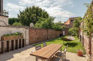 Bent u op zoek naar een instapklare woning waar comfort, ruimte en een uitstekende ligging samenkomen? Dan is deze prachtig gerenoveerde woning in de Schijfstraat 69 te Mechelen zeker een bezoek waard.<br />De woning werd in 2017 volledig gerenoveerd en verkeert in uitstekende staat. Dankzij het EPC-label C en een conforme elektrische keuring bent u verzekerd van een energiezuinige en zorgeloze aankoop.<br />Op het gelijkvloers bevindt zich een uitzonderlijk ruime garage met plaats voor twee wagens, aangevuld met toegang tot een gezellige stadstuin. Hier geniet u van een aangenaam groot terras, ideaal om te ontspannen of gasten te ontvangen.<br />De leefruimte op de eerste verdieping is licht en sfeervol ingericht en sluit aan op een tweede terras, waar u volop kunt genieten van de avondzon. Een heerlijke extra troef voor gezellige zomeravonden.<br />Op de tweede verdieping bevinden zich twee comfortabele slaapkamers en een moderne badkamer, waardoor de woning perfect geschikt is voor koppels, jonge gezinnen of wie op zoek is naar een stijlvolle stadswoning.<br />Dankzij de uitstekende ligging bevindt u zich op korte afstand van winkels, scholen, openbaar vervoer en het bruisende centrum van Mechelen.<br /><br />Troeven op een rij:<br />✅ Volledig instapklaar<br />✅ Totaal gerenoveerd in 2017<br />✅ EPC-label C<br />✅ Conforme elektrische keuring<br />✅ Ruime garage voor 2 wagens + oprit voor 1 wage<br />✅ Gezellige stadstuin met groot terras<br />✅ Extra terras aan de leefruimte met avondzon<br />✅ 2 slaapkamers en badkamer<br />✅ Uitstekende ligging nabij het centrum van Mechelen<br /><br />Deze woning combineert de charme van stadswonen met hedendaags comfort en praktische troeven. Een unieke kans voor wie zonder renovatiewerken wil verhuizen naar een kwalitatieve woning op een toplocatie.<br /><br />Voor interactieve grondplannen met foto’s, ga naar www.wijns.be en klik op de knop “virtueel bezoek”.<br />Info &amp; afspraak:  ☎ 0473/33 33 10   ✉ geoffry@wijns.be