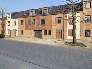 Het appartement op de eerste verdieping beschikt over de volgende indeling: inkomhal, 2 slaapkamers, toilet, badkamer, woonkamer met open keuken, berging en terras.Eerste verdieping:- inkomhal (ca. 4m²)- toilet voorzien van handenwasser en ingemaakte kast- slaapkamer 1 (ca. 13m²) op parketvloer- slaapkamer 2 (ca. 12m²) op parketvloer- badkamer (ca. 5m²) voorzien van dubbele lavabo en inloopdouche- keuken voorzien van inductie kookplaat, dampkap, dubbele gootsteen, afwasmachine, oven, koelkast en vriezer- berging (ca. 4m²) voorzien van aansluiting wasmachine- woonkamer (ca. 30m²) met toegang tot het terrasBijzonderheden:- terras (ca. 23m²)- overdekte autostaanplaats- buitenberging- lift aanwezig- gordijnen voorzien- gemeenschappelijke kosten €75 per maand- beschikbaar vanaf 15/01/2026(ver-)Kopen of (ver-)huren in regio Wuustwezel, Brecht of Brasschaat?Met vragen kan u altijd bij ons terecht!Dewaele vastgoed met advies.