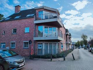 Appartement 94 m² van 2006 op 1<sup>ste</sup> verdieping in kleinschalige blok.<br /><br />Zeer rustig gelegen, met voldoende parkeergelegenheid, in het centrum van Oelegem op 50 meter van een warme bakker en op 250 m van Supermarkt Okay.<br /><br />Vanuit Oelegem zijn de E313 en E34 erg vlot bereikbaar.<br /><br />Indeling: - inkomhal<br /> - toilet<br /> - badkamer met douche<br /> - 2 slaapkamers waarvan 1 ingericht is als dressing<br /> - ruime lichtrijke leefruimte met rechtstreekse toegang tot terras<br /> - volledig geïnstalleerde halfopen keuken<br /><br />Het appartement beschikt bovendien over een ondergrondse privé-bergruimte, ideaal voor o.a. fietsen omwille van uitgang naar de straat.<br /><br /><strong>Troeven:</strong><br />- EPC A<br /> - Ligging<br />- Aangename leefruimte<br /><br />Huurprijs: € 895 + € 50 onkosten = € 945/md<br />Beschikbaar vanaf 01/11/2026<br /><br />Voor meer informatie of een afspraak, bel: 0473 33 33 02 of mail bart@wijns.be<br /><br />