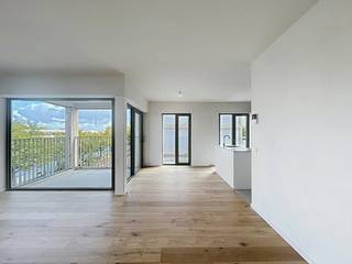 Project Kolenkaai staat voor ruim wonen in alle comfort en stijl. De kwalitatieve en hedendaagse afwerking met oog voor detail zie je én voel je elke dag. Voor Kolenkaai werd een Energy Service Company (ESCO) opgericht. Daarmee passen we innovatieve en duurzame hernieuwbare-energietechnieken toe. Zo worden de gebouwen verwarmd en passief gekoeld met warmtepompen die hun energie onder andere uit een BEO-veld halen.<br /><br />Ondergrondse autostaanplaats (P68) - Kelderberging (B2) <br /><br />Tweede verdieping:<br />- Inkomhal (3 m²) met apart toilet <br />- Badkamer 1 (6 m²) voorzien van een inloopdouche, toilet en dubbele lavabo<br />- slaapkamer 1 (13 m²)<br />- woonkamer met open keuken (33 m²) voorzien van inductie kookplaat met ingebouwde dampkap, vaatwasser, koelkast met diepvriesvakje, spoelbak en combi-oven<br />- Slaapkamer 2 (13 m²) <br />- Badkamer 2 (4 m²) voorzien van inloopdouche en lavabo<br />- Berging (3 m²) met aansluiting voor de wasmachine <br />- Terras (7 m²) met zicht op het water <br /><br />Troeven: <br />- Energiezuinig <br />- Veel lichtinval<br />- Staanplaats + berging <br />- Volledig geschilderd + gordijnrails<br /><br />Algemeen:<br />- Huurprijs: € 1.400,00 per maand<br />- Provisie gemeenschappelijke delen: € 75,00 per maand<br />- Provisie eigen verbruik (warm water + verwarming): € 100,00 per maand<br /><br />De snelste manier om een bezoek te brengen aan dit pand? Vraag je bezoek aan via de roze knop op onze website (www.dewaele.com) en je wordt gecontacteerd door onze verhuurexpert Broes.<br /><br />Telefonisch kunnen er geen afspraken gemaakt worden. Bij andere vragen kun je ons telefonisch contacteren via 050 444 999.<br /><br /><br />Deze AI-visualisaties zijn bedoeld als inspiratie. Er werd geen rekening gehouden met technische specificaties, stedenbouwkundige voorschriften of de concrete mogelijkheden tot realisatie.