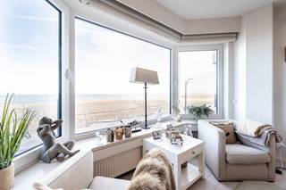 Exclusief te koop: Appartement met frontaal zeezicht en een aangename gevelbreedte ideaal gelegen op enkele stappen van het Albertplein.<br /><br />Indeling: inkom met gastentoilet en vestiaire, halfopen keuken, ruime eetkamer en living met een breed zeezicht. <br />Eerste kinderkamer en achteraan master bedroom met een aparte badkamer. praktische berging in het appartement. <br />Privatieve kelder en mogelijkheid tot aankoop van een staanplaats in het gebouw. <br /><br />EPC: 114 kWh/m² - UC: 20250203-0003520451-RES-1